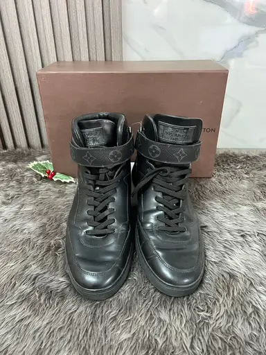 รองเท้าผ้าใบ Louis Vuitton รุ่น Rivoli Sneaker Boot สีดำ