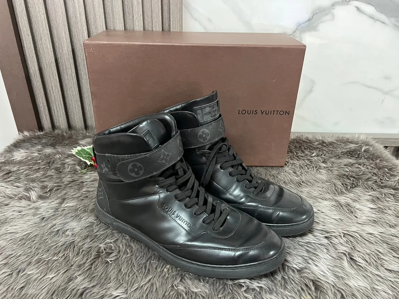 รองเท้าผ้าใบ Louis Vuitton รุ่น Rivoli Sneaker Boot สีดำ รูปที่ 2