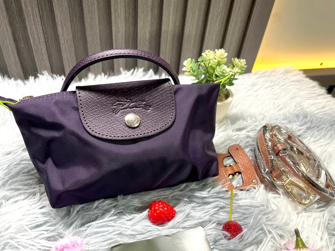 ใหม่ มือหนึ่ง กระเป๋า Longchamp Le Pliage Original Pouch with Handle สีม่วง มีสาย รูปที่ 2