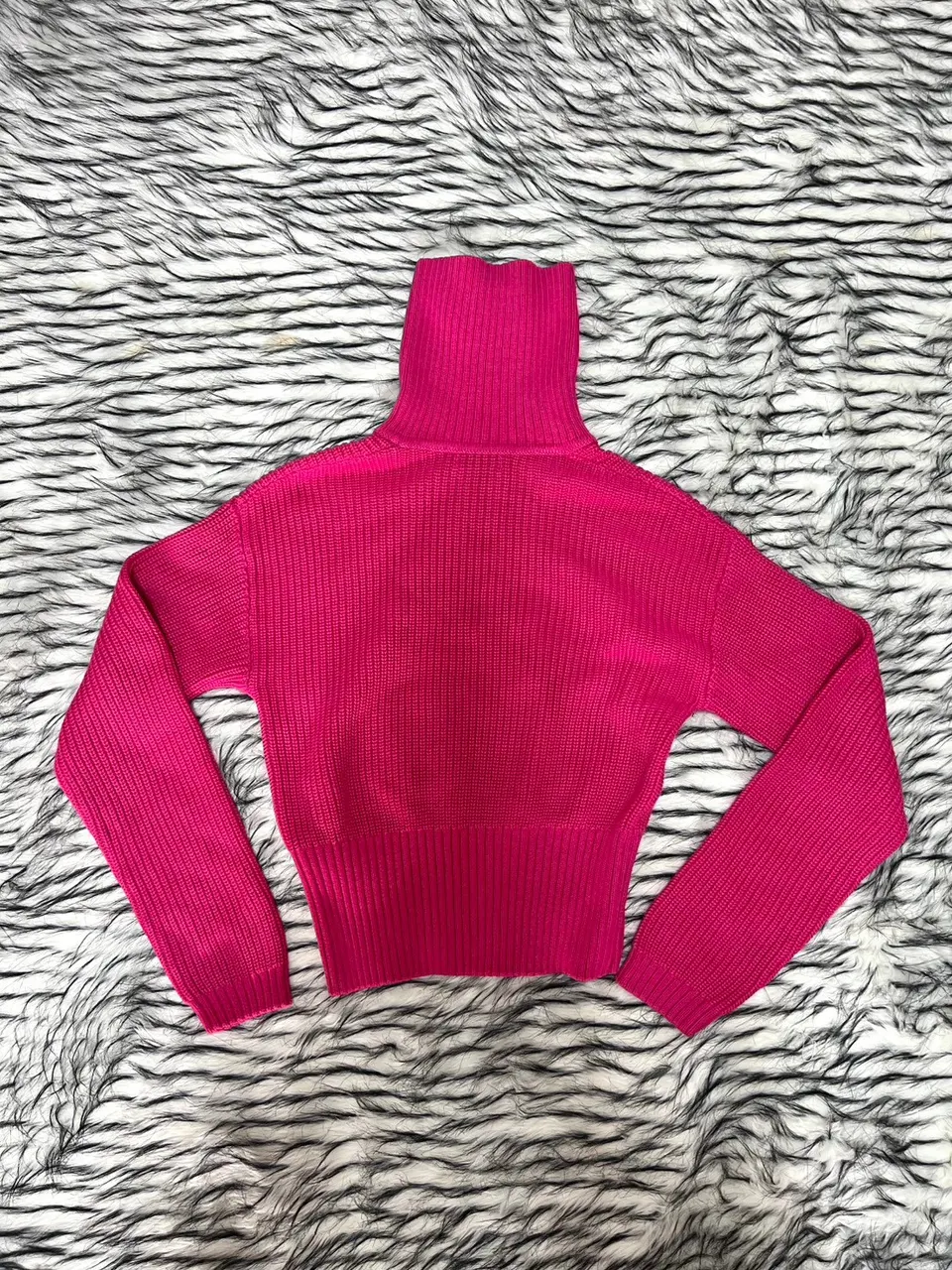 💖 Jacquemus Le Pull Chuu Cropped Knit Sweater — สีชมพู Fuchsia สุดฮิต 💖สายแฟตัวแม่ต้องมีเก็บ เสื้อไหมพรมถักทรงครอปคอเต่าครึ่งซิป (Half-Zip Turtleneck) จากแบรนด์ไฮเอนด์ Jacquemus ดีไซน์น่ารักใจเจ็บ ตัวเสื้อสีชมพูฟูเชียขับผิวสุดๆ โดดเด่นด้วยโลโก้ผ้าข รูปที่ 2