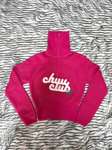 💖 Jacquemus Le Pull Chuu Cropped Knit Sweater — สีชมพู Fuchsia สุดฮิต 💖สายแฟตัวแม่ต้องมีเก็บ เสื้อไหมพรมถักทรงครอปคอเต่าครึ่งซิป (Half-Zip Turtleneck) จากแบรนด์ไฮเอนด์ Jacquemus ดีไซน์น่ารักใจเจ็บ ตัวเสื้อสีชมพูฟูเชียขับผิวสุดๆ โดดเด่นด้วยโลโก้ผ้าข