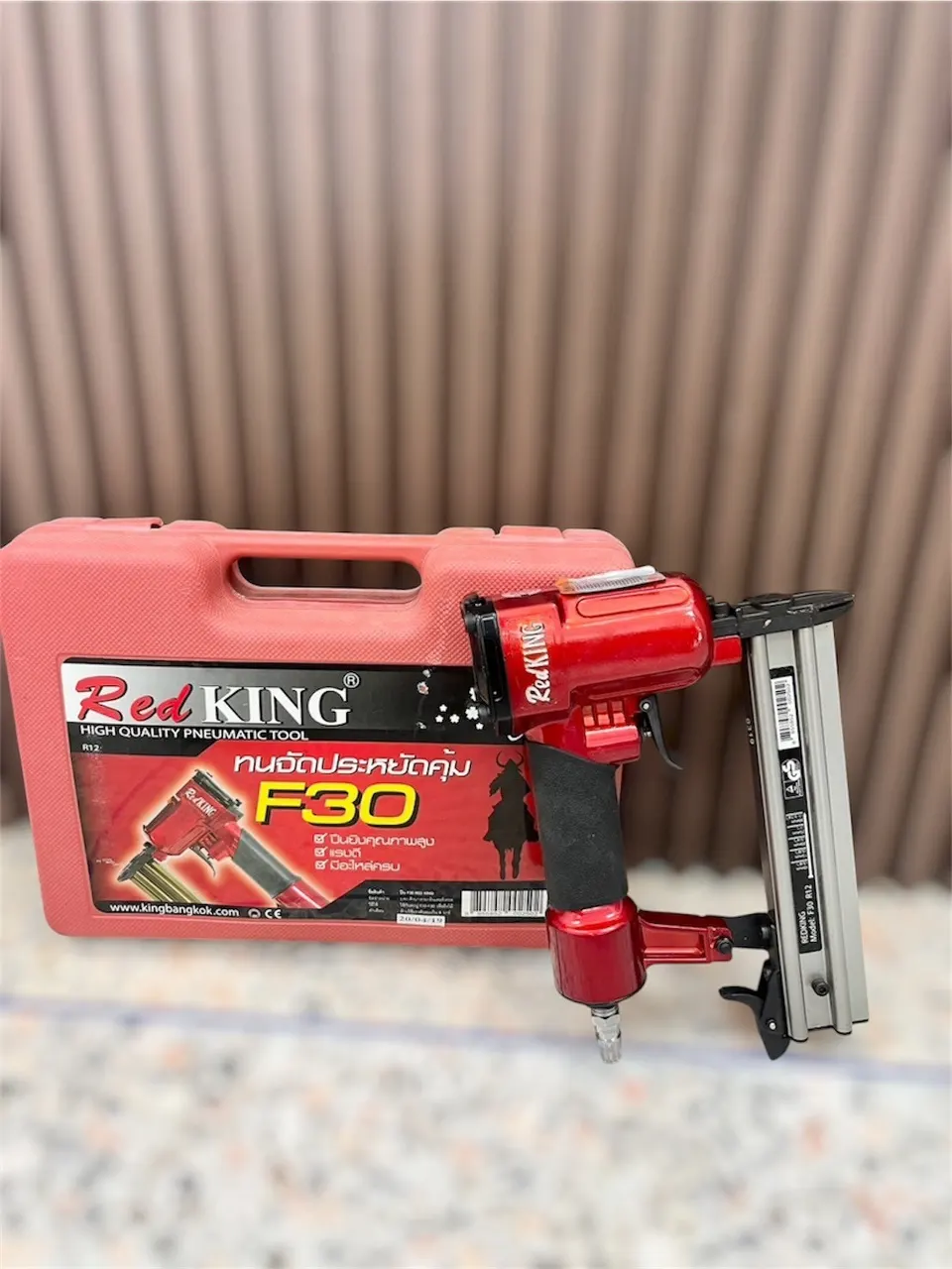 ปืนลมยิงตะปูขาเดี่ยว ยี่ห้อ Red King รุ่น F30 รูปที่ 2