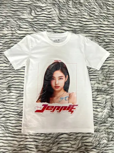 🤍💗 น่ารักมาก! เสื้อยืด Jennie BLACKPINK (Jennie Kim) สไตล์สตรีทวินเทจ 💗🤍เมนเจนนี่ต้องมีเก็บครับ! เสื้อยืดสกรีนลาย ยัยเกี๊ยว เจนนี่ แบล็กพิงก์ ลายกราฟิกสวยหรูดูแพง สกรีนหน้าคมชัด สีสวยสด ตัวเสื้อสีขาวสะอาด ตาข่ายลายผ้าสวย ใส่แมทช์ลุค Streetwear ได