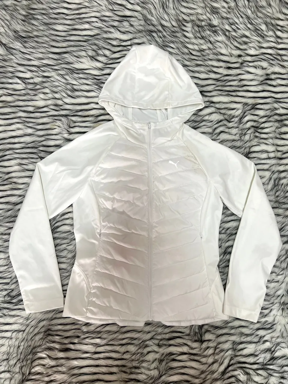 🤍❄️ PUMA Women's Hybrid Hooded Jacket — สีขาว คลีนๆ สวยหรูมาก ❄️🤍สปอร์ตเกิร์ลต้องมีเก็บ เสื้อคลุมแจ็คเก็ตมีฮู้ดแบรนด์ PUMA ของแท้ ดีไซน์ทรงไฮบริดสุดเท่ ช่วงตัวด้านหน้าเย็บลอนบุนวมกันลมกันหนาวอย่างดี ส่วนช่วงแขนและด้านหลังเป็นผ้ายืดหยุ่นเคลื่อนไหวสะ รูปที่ 2