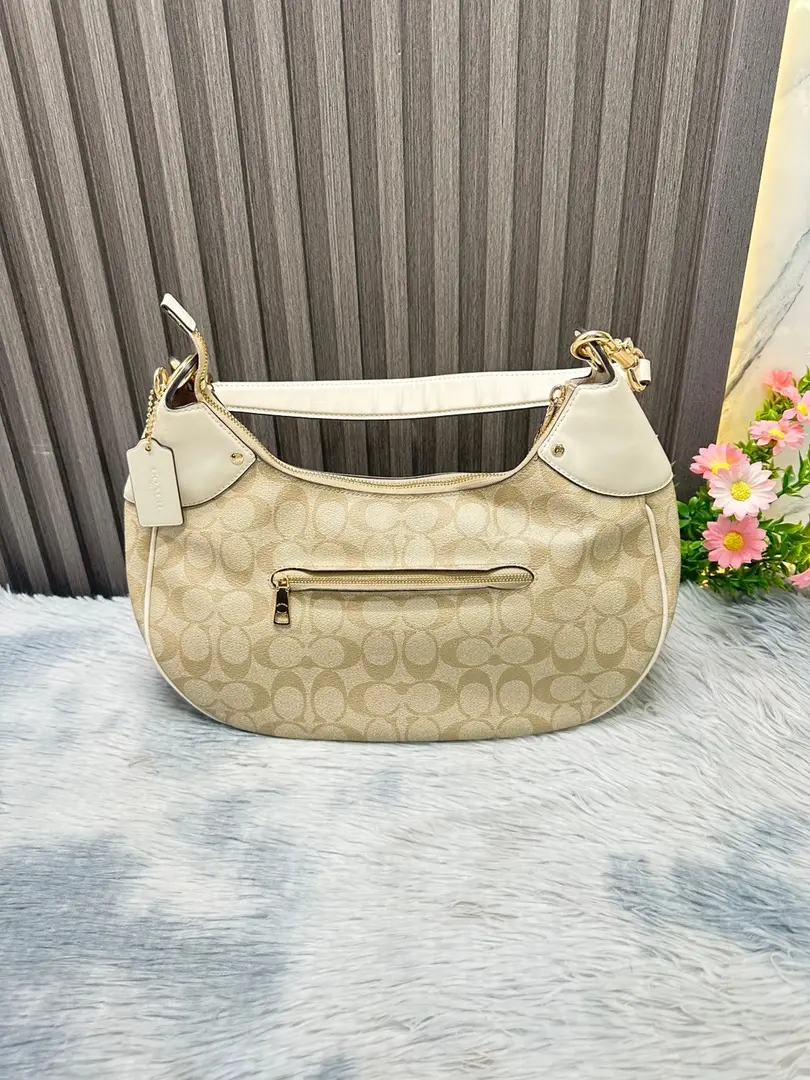 กระเป๋า Coach Mara Hobo In Signature Canvas รูปที่ 2